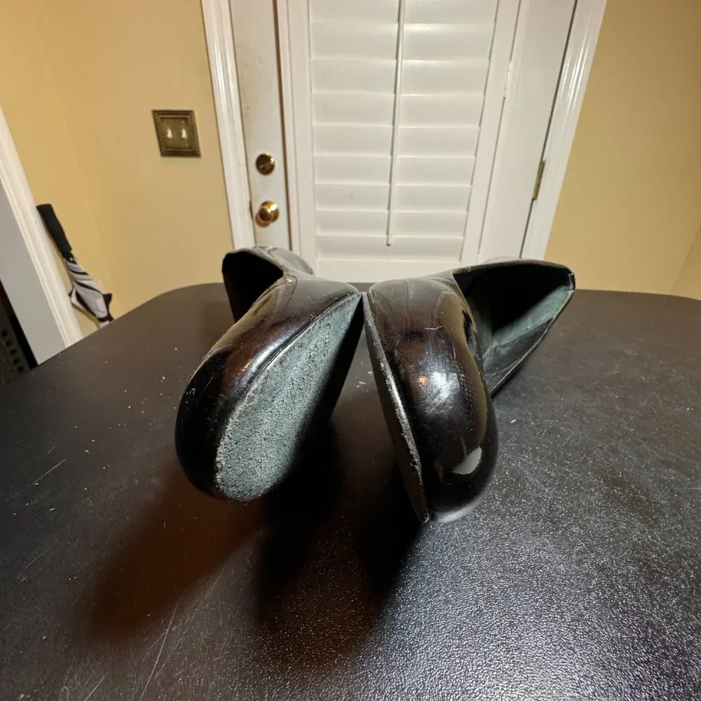 Tory Burch size 10 balck patent leather pumps